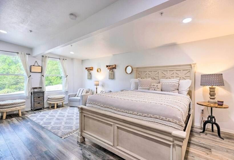 Hilltop Hideaway Branson Home W/ Trampoline!