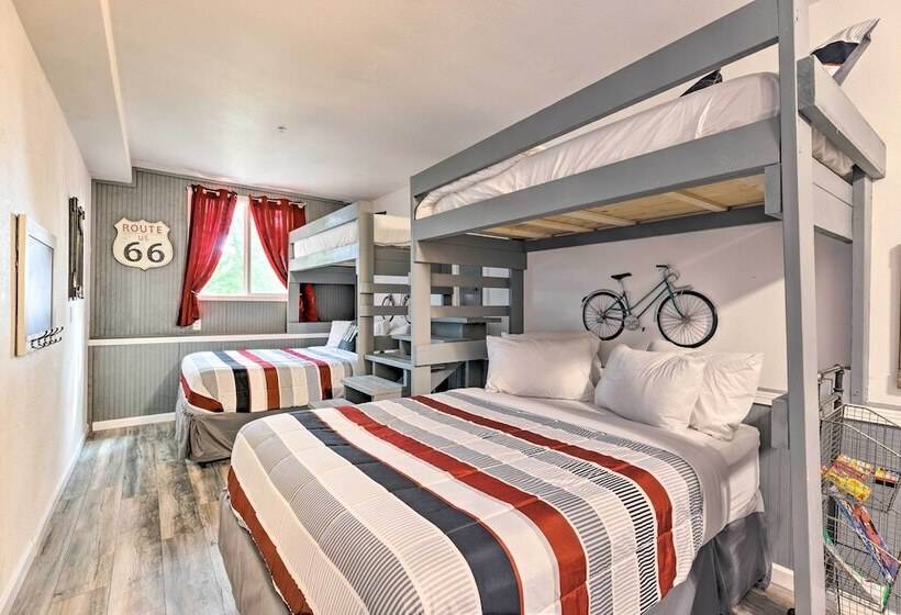 Hilltop Hideaway Branson Home W/ Trampoline!