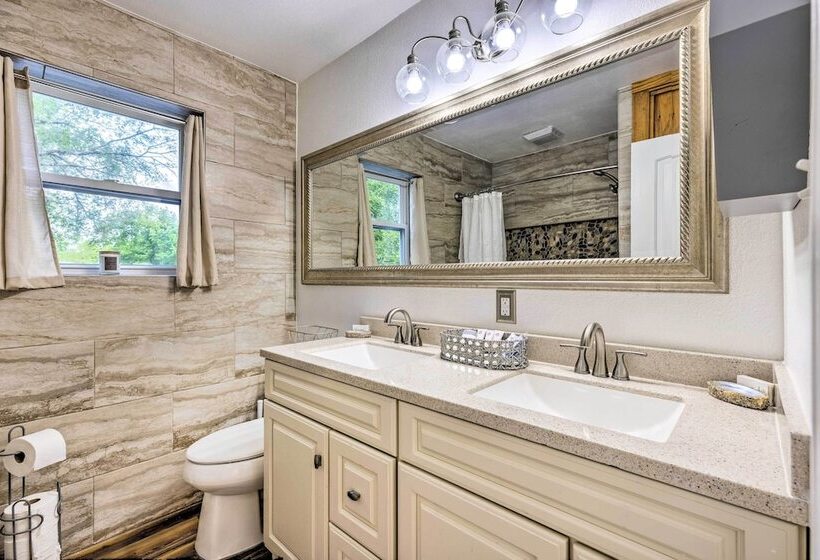 Hilltop Hideaway Branson Home W/ Trampoline!