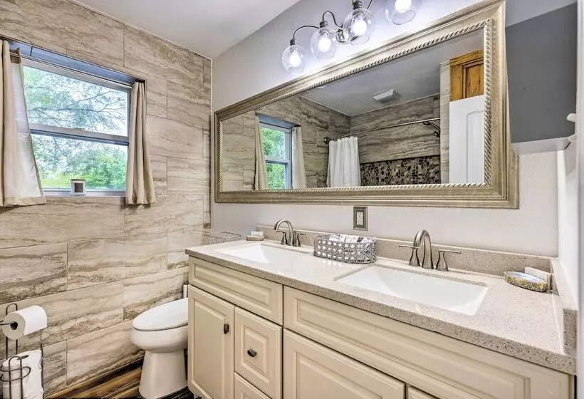 Hilltop Hideaway  Branson Home W/ Trampoline!