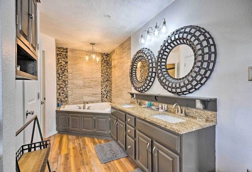 Hilltop Hideaway Branson Home W/ Trampoline!