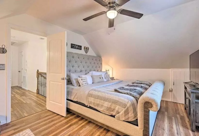 Hilltop Hideaway  Branson Home W/ Trampoline!