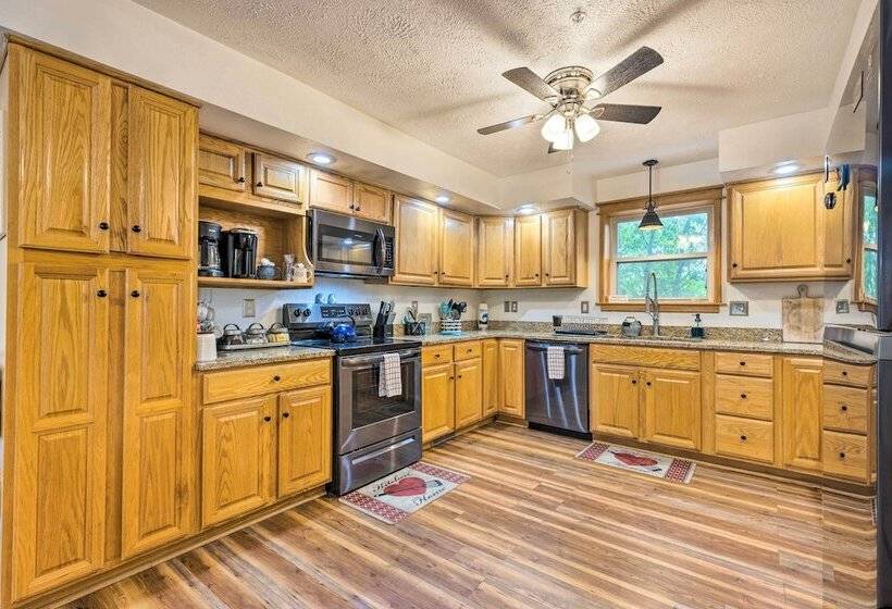 Hilltop Hideaway Branson Home W/ Trampoline!