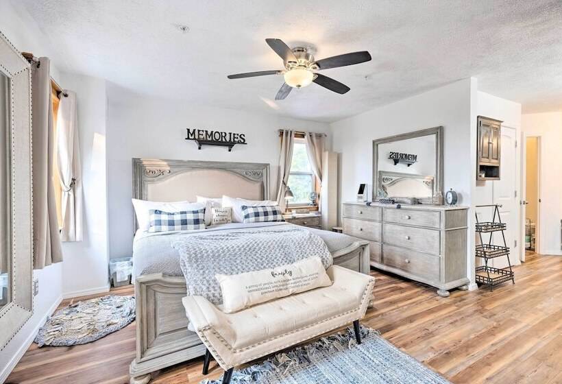 Hilltop Hideaway Branson Home W/ Trampoline!