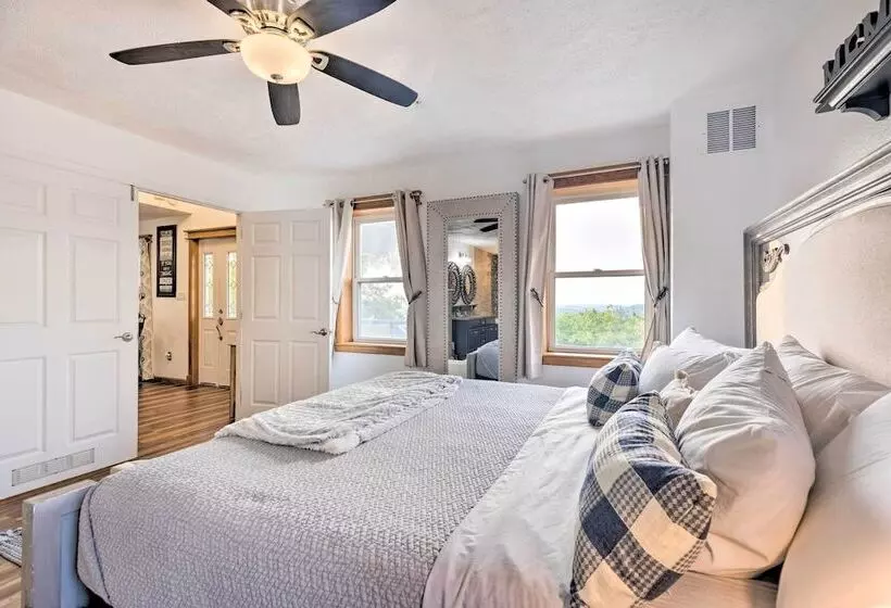 Hilltop Hideaway  Branson Home W/ Trampoline!