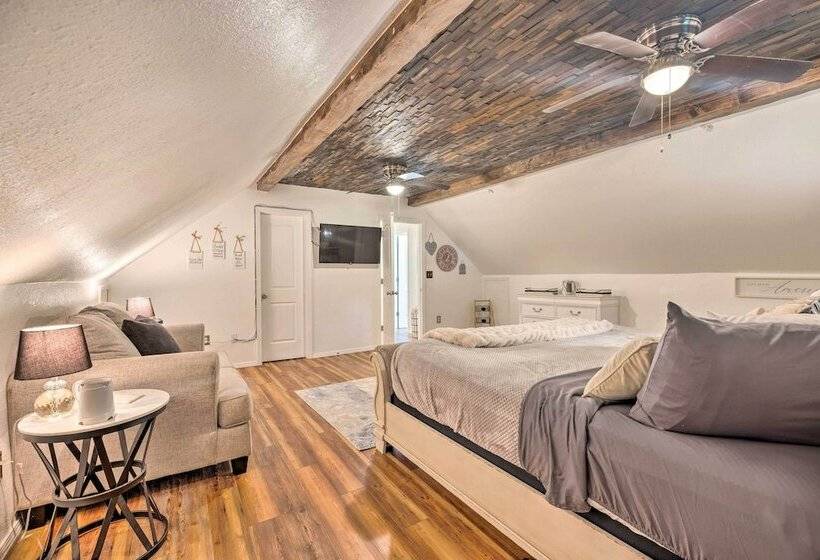 Hilltop Hideaway Branson Home W/ Trampoline!