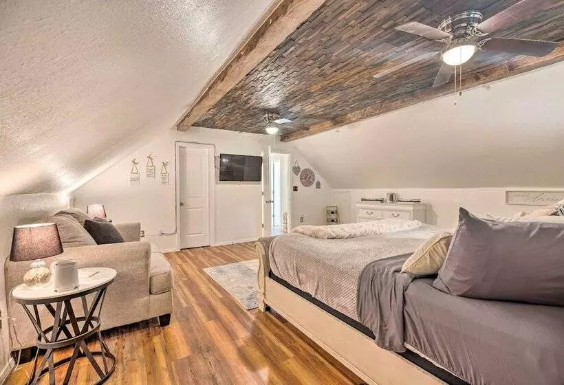 Hilltop Hideaway  Branson Home W/ Trampoline!