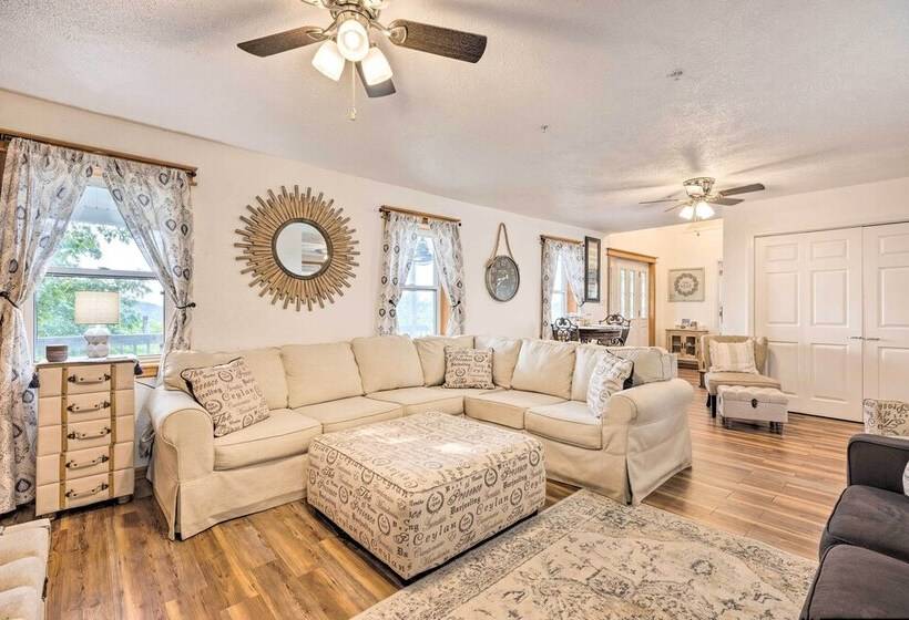 Hilltop Hideaway Branson Home W/ Trampoline!