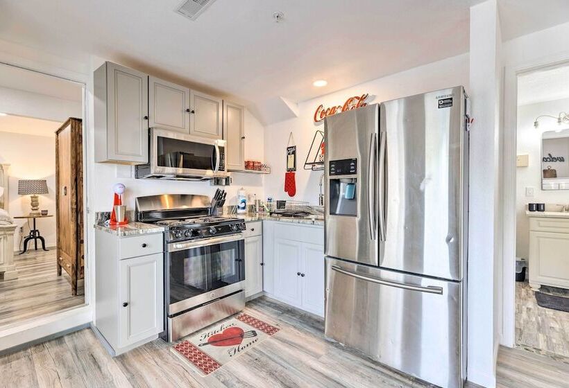 Hilltop Hideaway Branson Home W/ Trampoline!