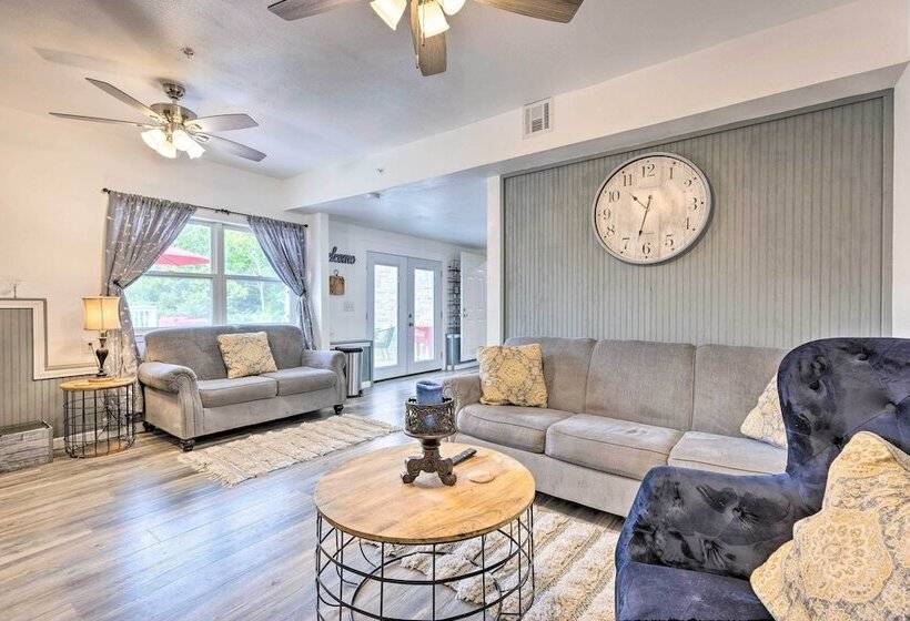Hilltop Hideaway Branson Home W/ Trampoline!