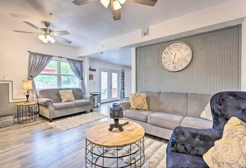 Hilltop Hideaway  Branson Home W/ Trampoline!