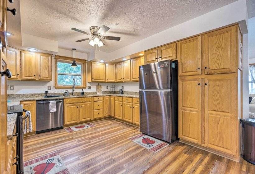 Hilltop Hideaway Branson Home W/ Trampoline!