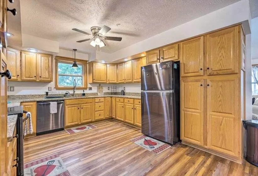 Hilltop Hideaway  Branson Home W/ Trampoline!