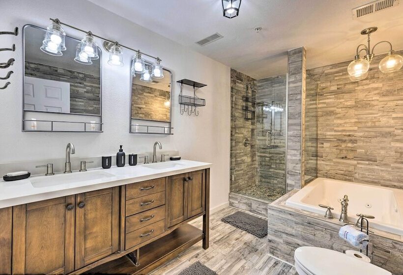 Hilltop Hideaway Branson Home W/ Trampoline!