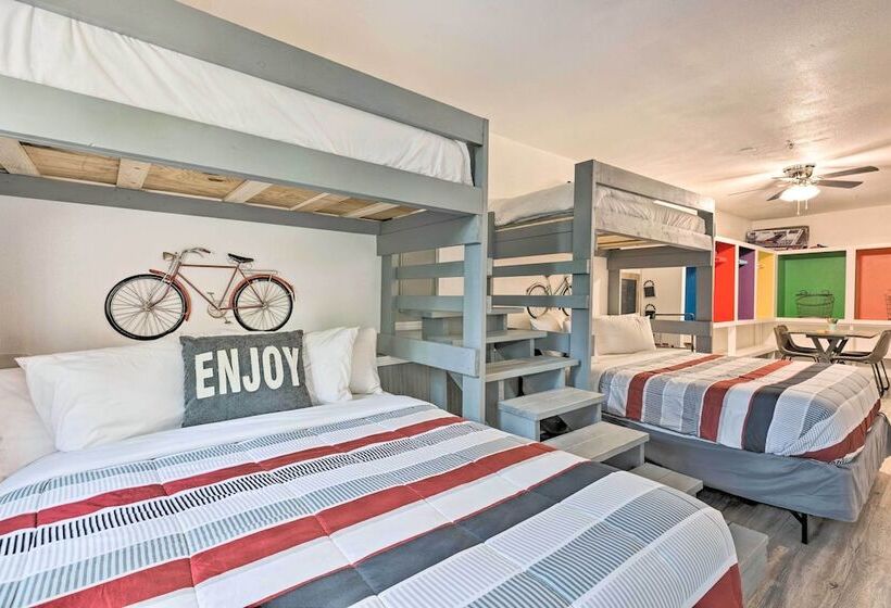 Hilltop Hideaway Branson Home W/ Trampoline!