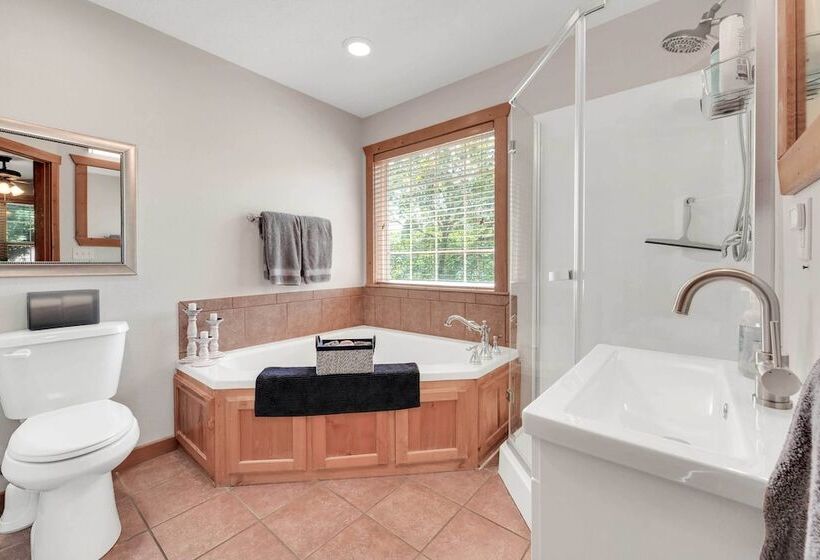 Lakefront Branson Cabin: 6 Mi To Branson Strip!