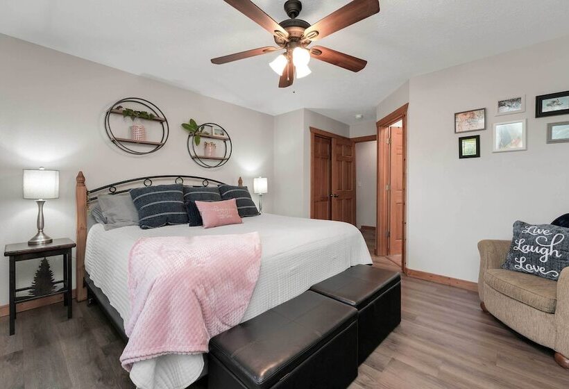 Lakefront Branson Cabin: 6 Mi To Branson Strip!