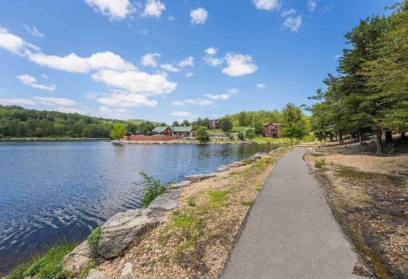 Lakefront Branson Cabin: 6 Mi To Branson Strip!