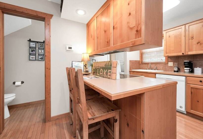 Lakefront Branson Cabin: 6 Mi To Branson Strip!