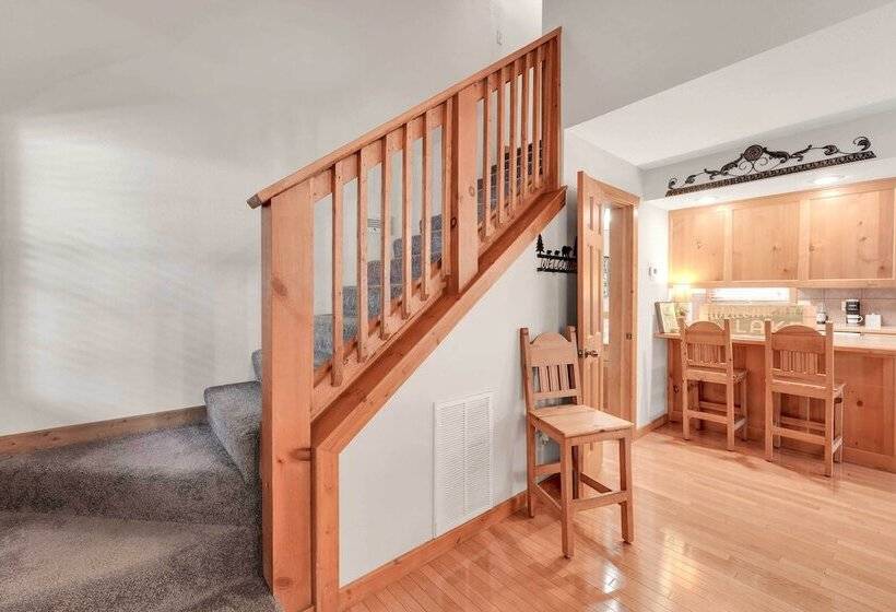 Lakefront Branson Cabin: 6 Mi To Branson Strip!