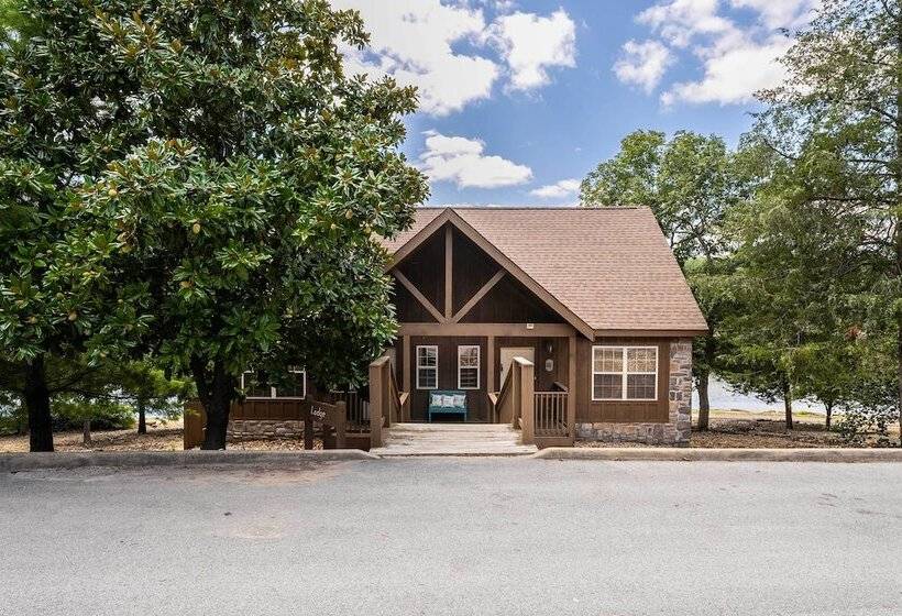 Lakefront Branson Cabin: 6 Mi To Branson Strip!