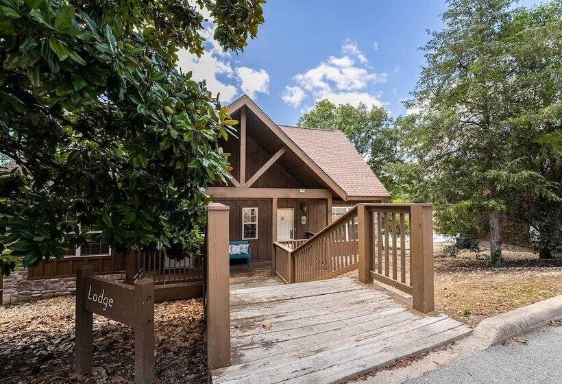 Lakefront Branson Cabin: 6 Mi To Branson Strip!