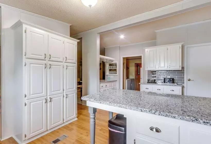 8 Mi To Beach: Lake View Haven In Linn Creek!