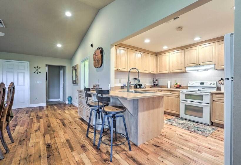 On Lake Istokpoga: Lorida Home W/ Lanai!