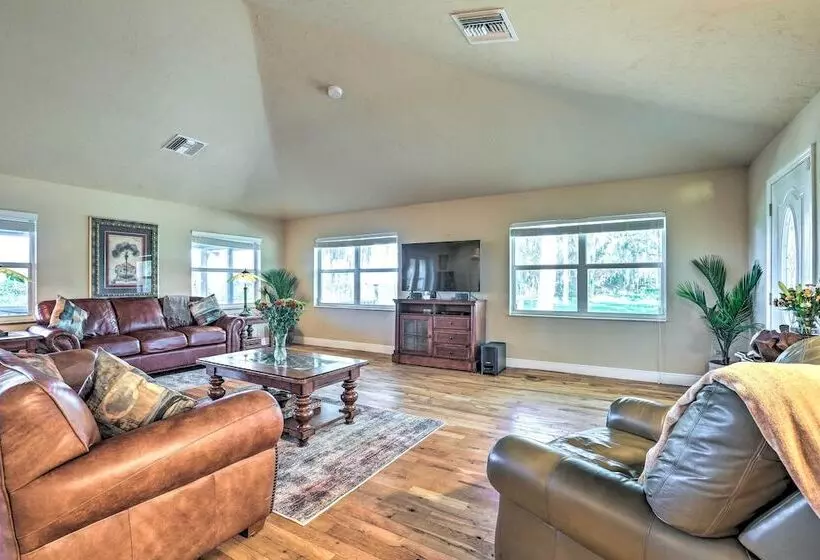 On Lake Istokpoga: Lorida Home W/ Lanai!