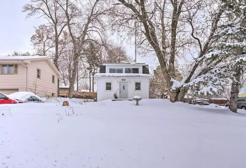 8 Mi To Downtown: Convenient Minneapolis Home