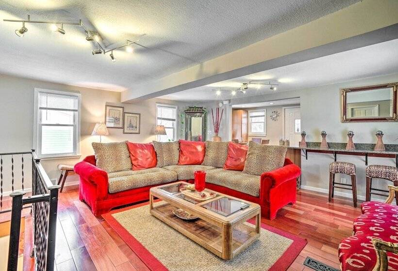 8 Mi To Downtown: Convenient Minneapolis Home