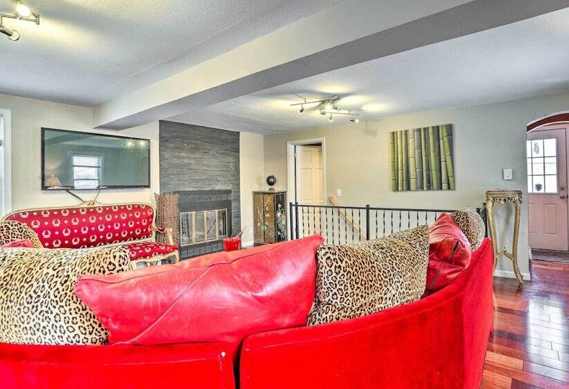 8 Mi To Downtown: Convenient Minneapolis Home