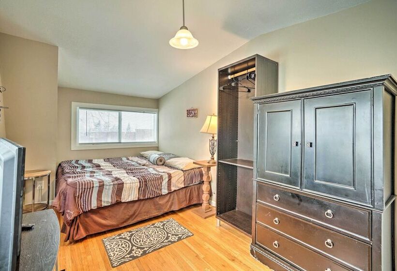 8 Mi To Downtown: Convenient Minneapolis Home