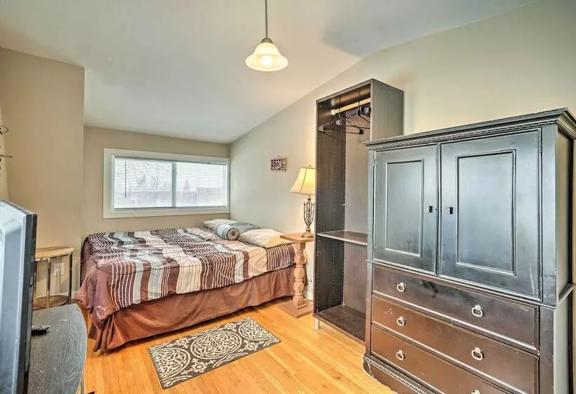 8 Mi To Downtown: Convenient Minneapolis Home