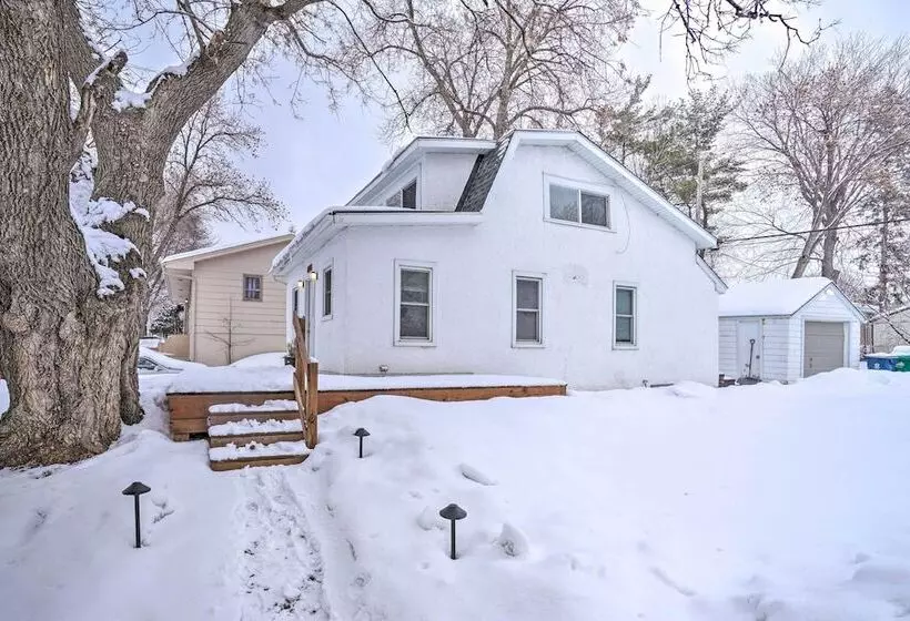 8 Mi To Downtown: Convenient Minneapolis Home