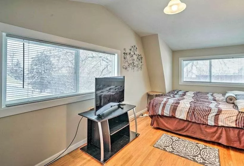 8 Mi To Downtown: Convenient Minneapolis Home