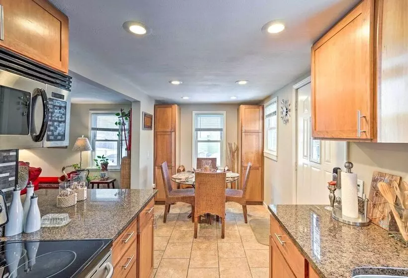 8 Mi To Downtown: Convenient Minneapolis Home