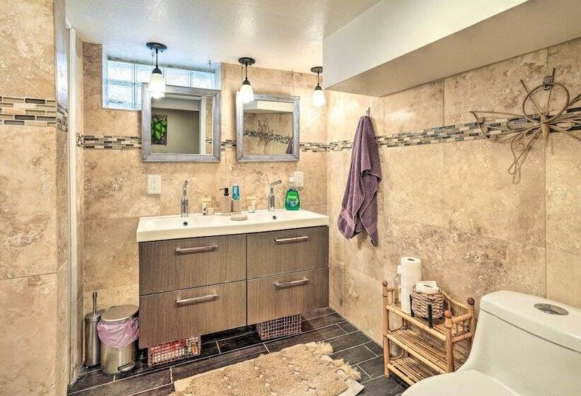 8 Mi To Downtown: Convenient Minneapolis Home