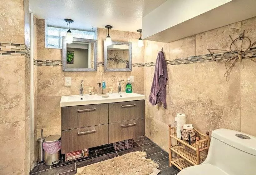 8 Mi To Downtown: Convenient Minneapolis Home