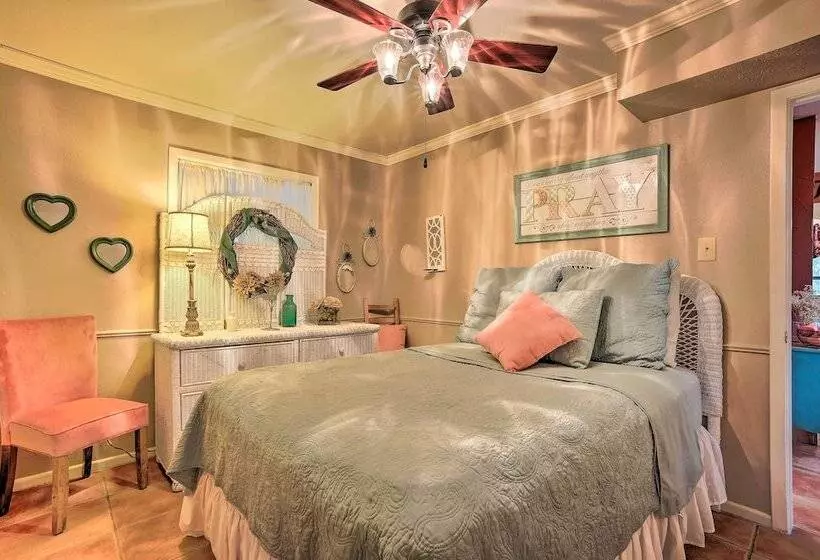 Nini S Love  Cottage W/ Deck + Fishing Pond!