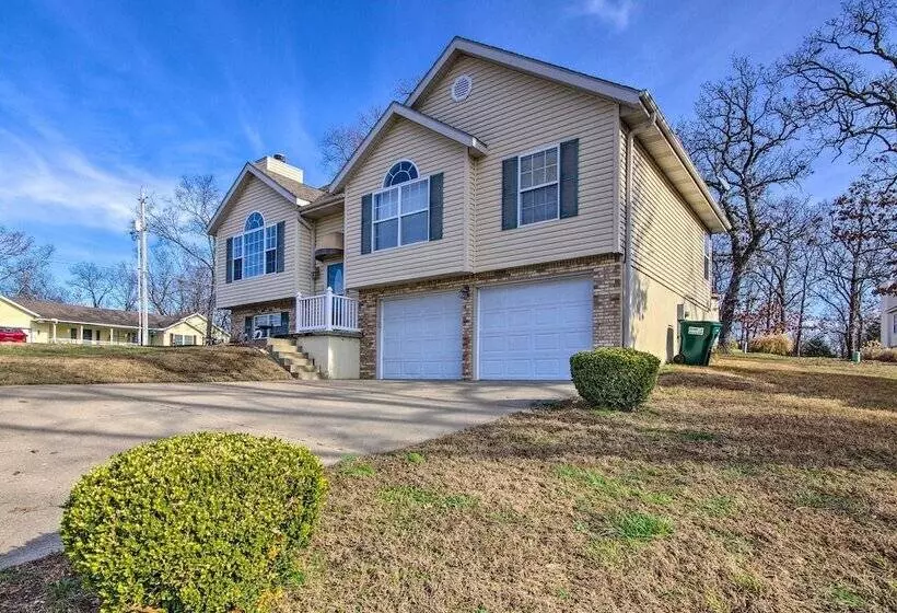< Half Mi To Marinas: Osage Beach Home W/ Deck!