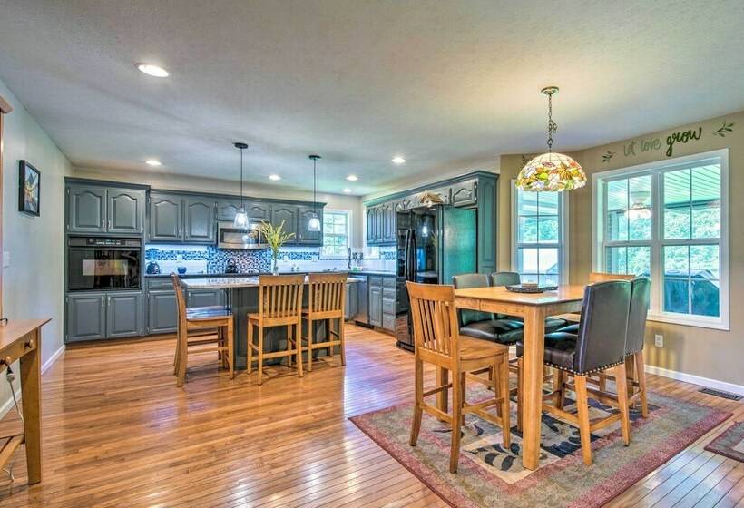 Retreat W/ Fire Pit ~ 16 Mi To Springfield!