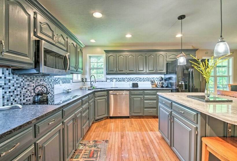 Retreat W/ Fire Pit ~ 16 Mi To Springfield!