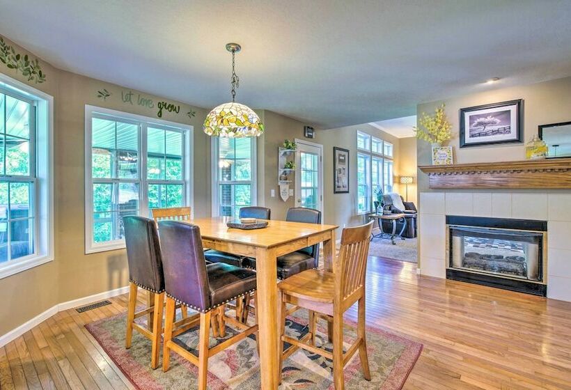 Retreat W/ Fire Pit ~ 16 Mi To Springfield!