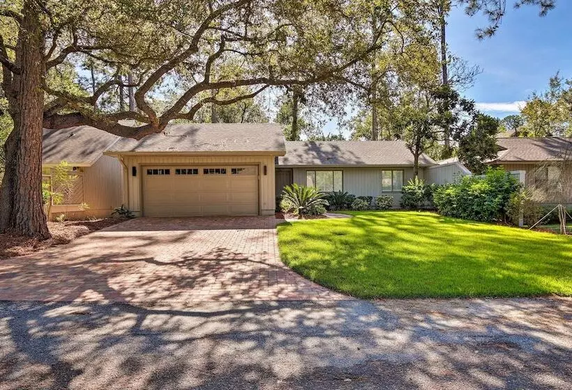 Sea Pines Resort Escape W/ Deck ~ 2 Mi To Beach!