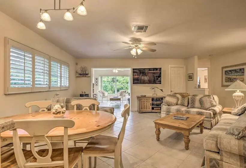 Spacious Naples Home < 1 Mi To Vanderbilt Beach!