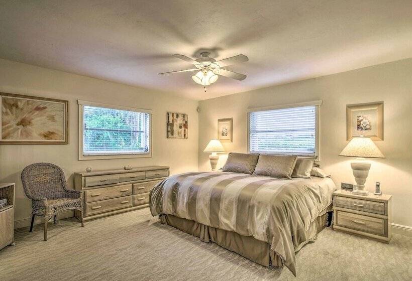 Spacious Naples Home < 1 Mi To Vanderbilt Beach!