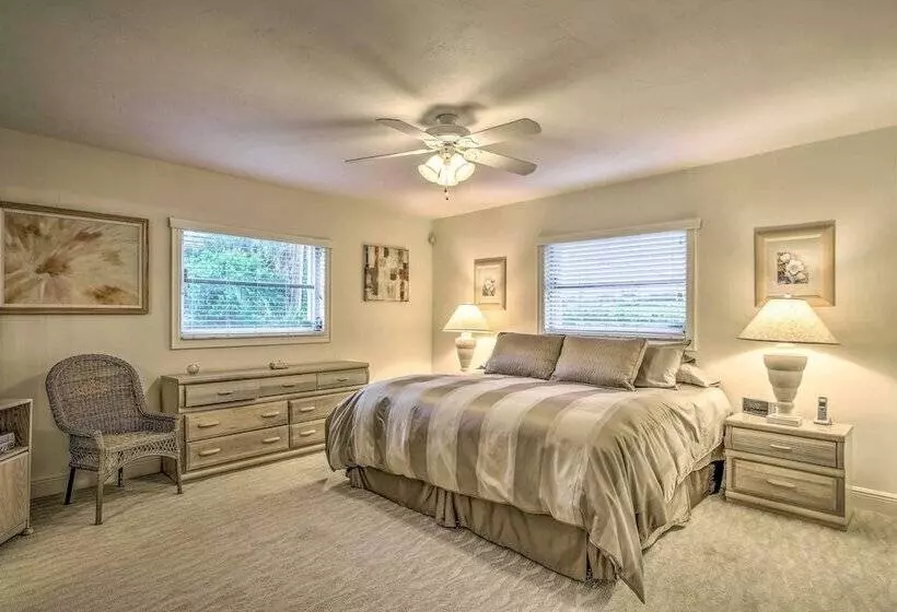 Spacious Naples Home < 1 Mi To Vanderbilt Beach!