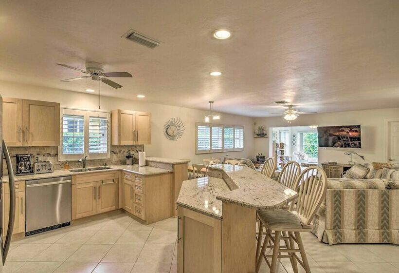 Spacious Naples Home < 1 Mi To Vanderbilt Beach!