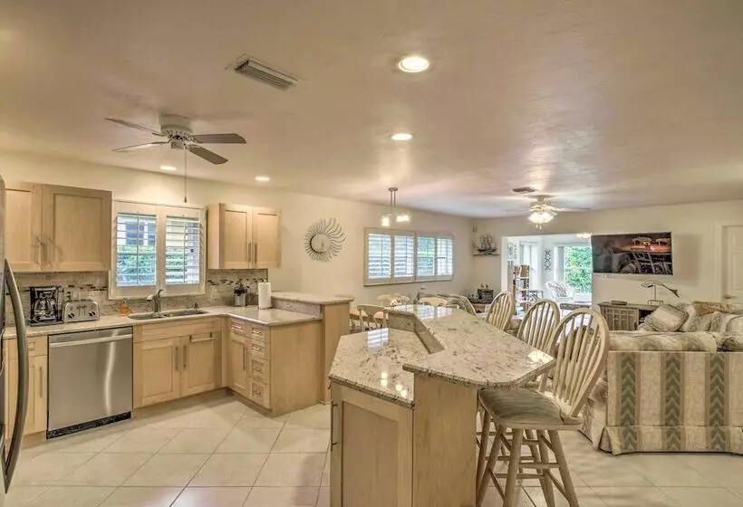 Spacious Naples Home < 1 Mi To Vanderbilt Beach!